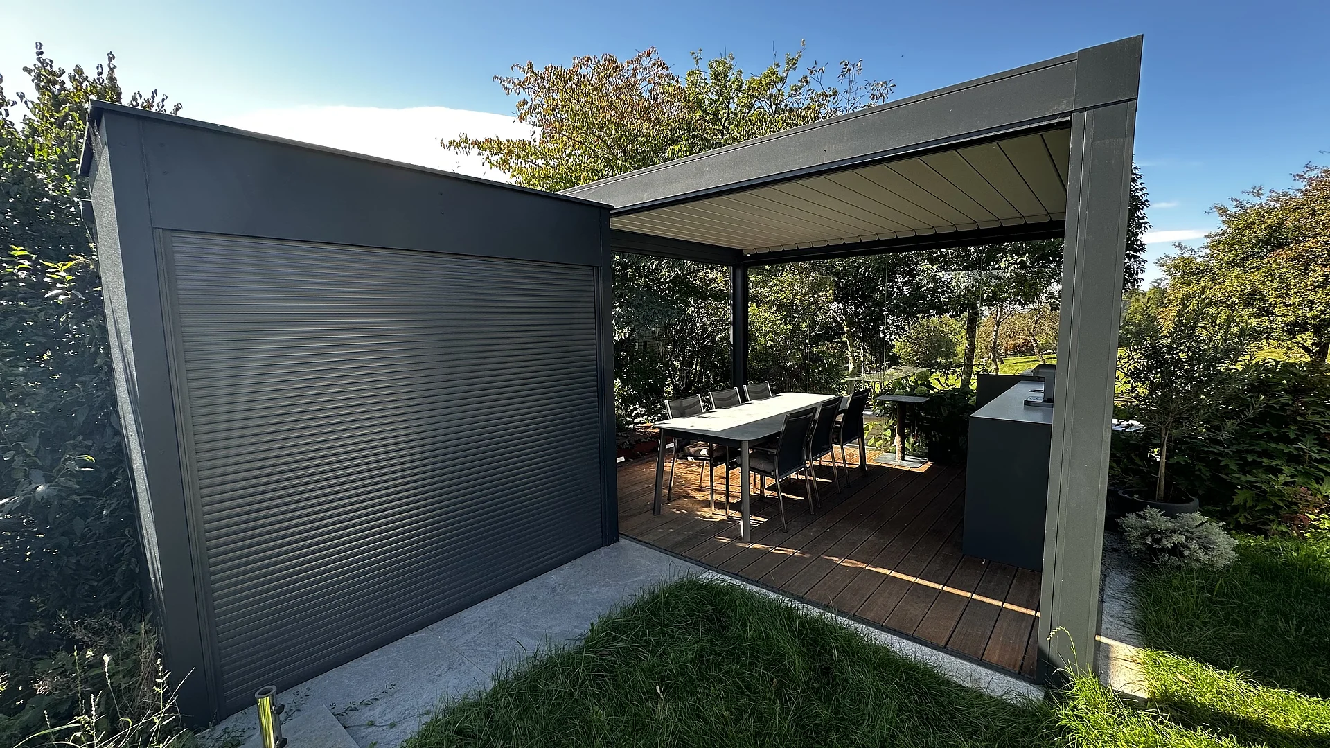 Glas-Pavillon mit Lamellendach – Ansicht 1