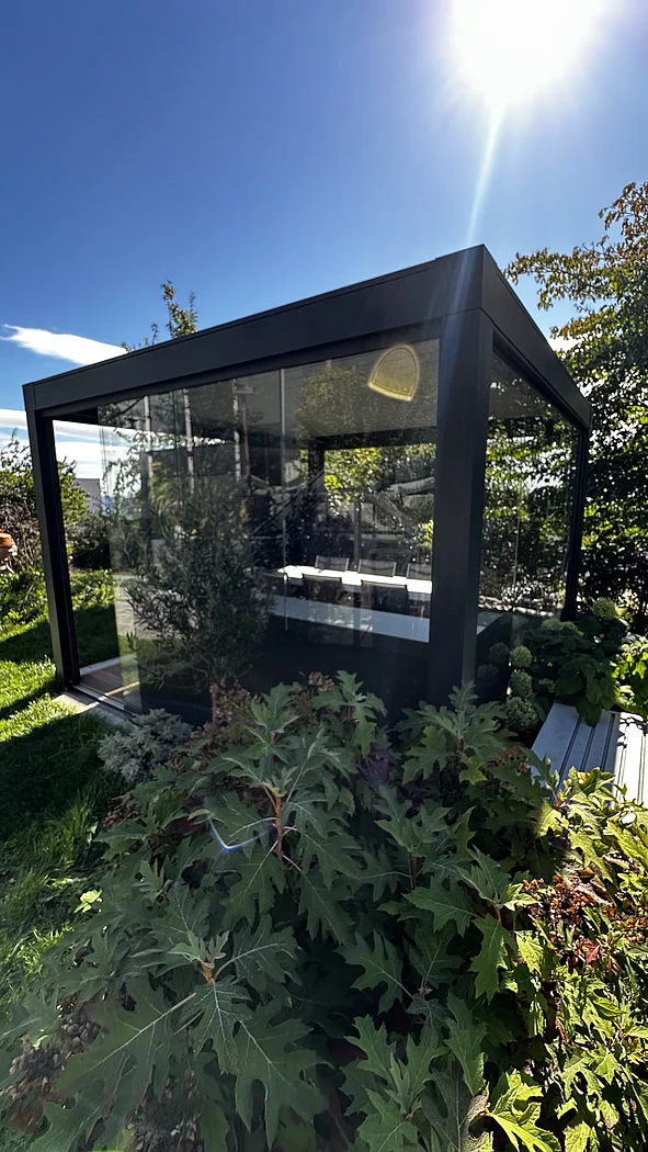 Glas-Pavillon mit Lamellendach – Ansicht 2
