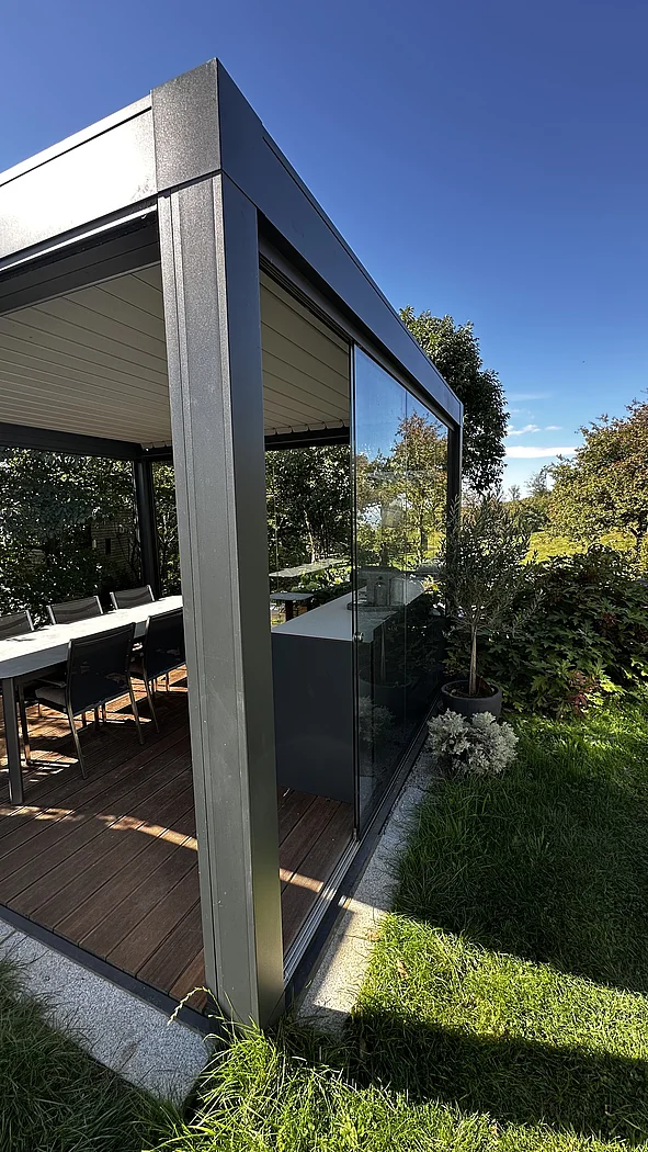 Glas-Pavillon mit Lamellendach – Ansicht 3