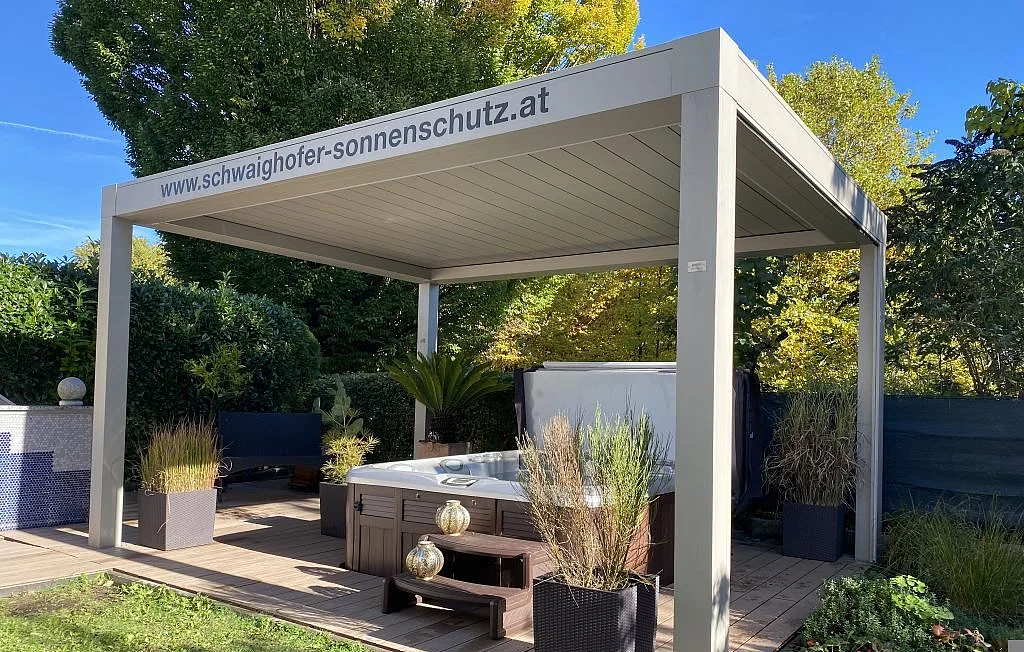 Lamellendach über Terrasse mit Whirlpool